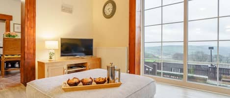 3 bedrooms, travel cot, free WiFi, bed sheets