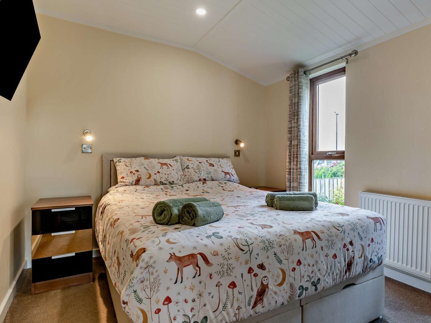 Cuna de viaje, wifi gratis y ropa de cama 