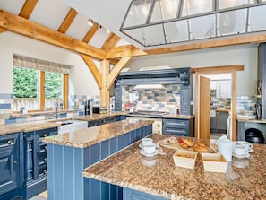 Oven, dishwasher, highchair, cookware/dishes/utensils - 6 Bed in King's Lynn (oc-90964) (Clenchwarton)