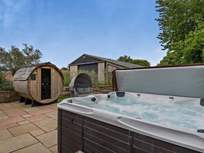 Outdoor spa tub - 6 Bed in King's Lynn (oc-90964) (Clenchwarton)