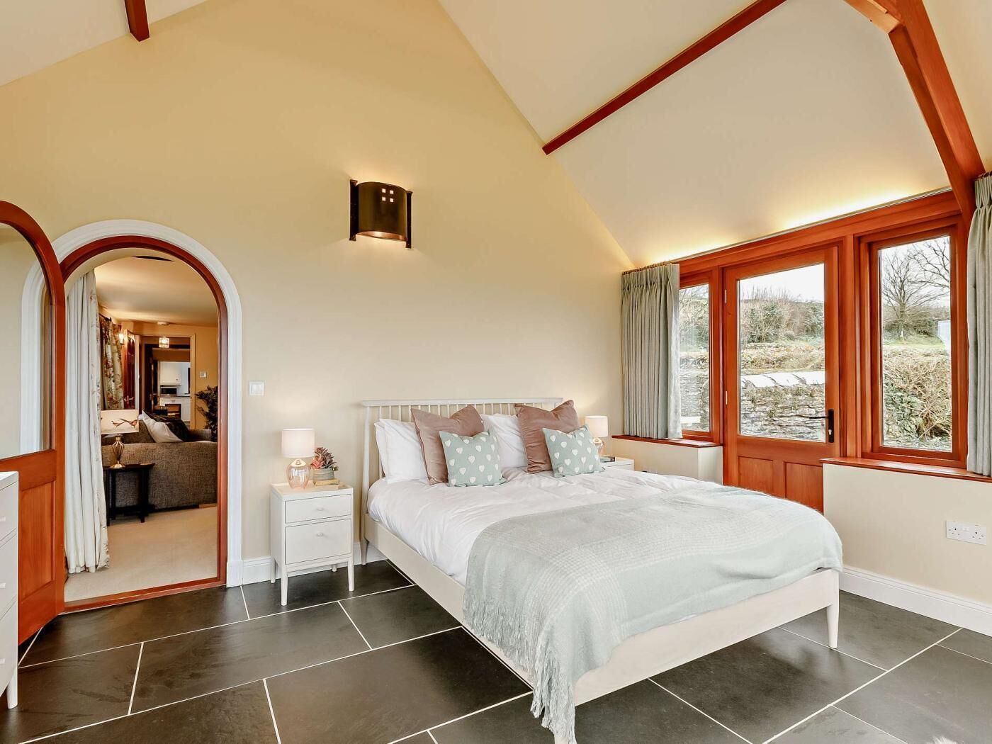 4 bedrooms, travel crib, WiFi (free), bed sheets