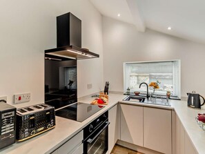 Oven, dishwasher, cookware/dishes/utensils - 2 Bed in Morpeth (oc-91206) (Amble)
