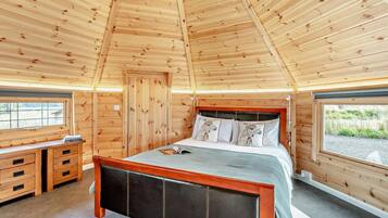 1 bedroom, travel cot, free WiFi, bed sheets