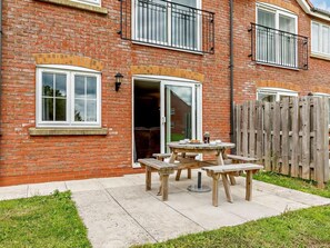 Outdoor dining - 3 Bed in Bridgwater (oc-90939) (Huntworth)