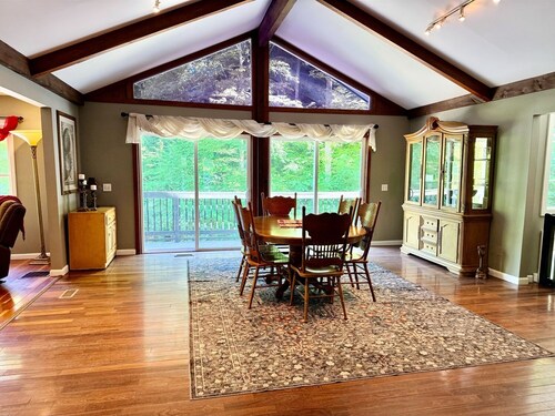 Ridgeview Retreat- Perfect for large groups!