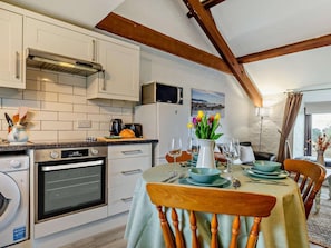 Microwave, oven, dishwasher, cookware/dishes/utensils - 1 Bed in Bude (oc-90760) (Box's Shop)