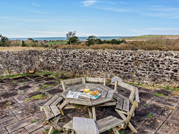 Outdoor dining - 1 Bed in Bude (oc-90760) (Box's Shop)