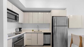 KITCHEN - Stylish 1BR Condo | Resort Amenities & Beach Area (Hallandale Beach)