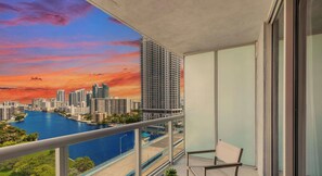 A balcony with a view of a city skyline and a body of water. - Modern Studio Retreat | Beach Access | Pool & Gym (Hallandale Beach)