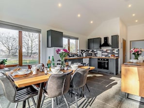 Oven, dishwasher, high chair, cookware/dishes/utensils - 3 Bed in King's Lynn (oc-91281) (North Runcton)