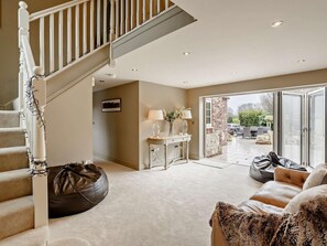 TV - 5 Bed in Leeds (oc-91355) (Sherburn in Elmet)