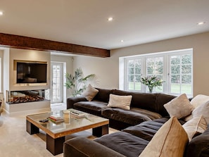 TV - 5 Bed in Leeds (oc-91355) (Sherburn in Elmet)