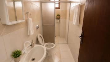 Apartamento, 1 quarto | Banheiro | Chuveiro, toalhas de banho, sabonete, shampoo