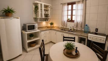 Großer Kühlschrank, Mikrowelle, Ofen, Herdplatte