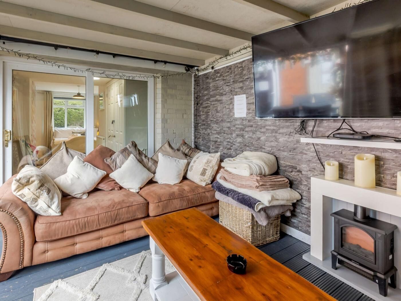 TV, fireplace