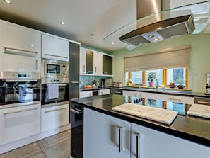 Oven, dishwasher, high chair, cookware/dishes/utensils - 5 Bed in Blairgowrie (oc-91394) (Spittal of Glenshee)