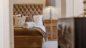 4 bedrooms, travel crib, WiFi (free), bed sheets
