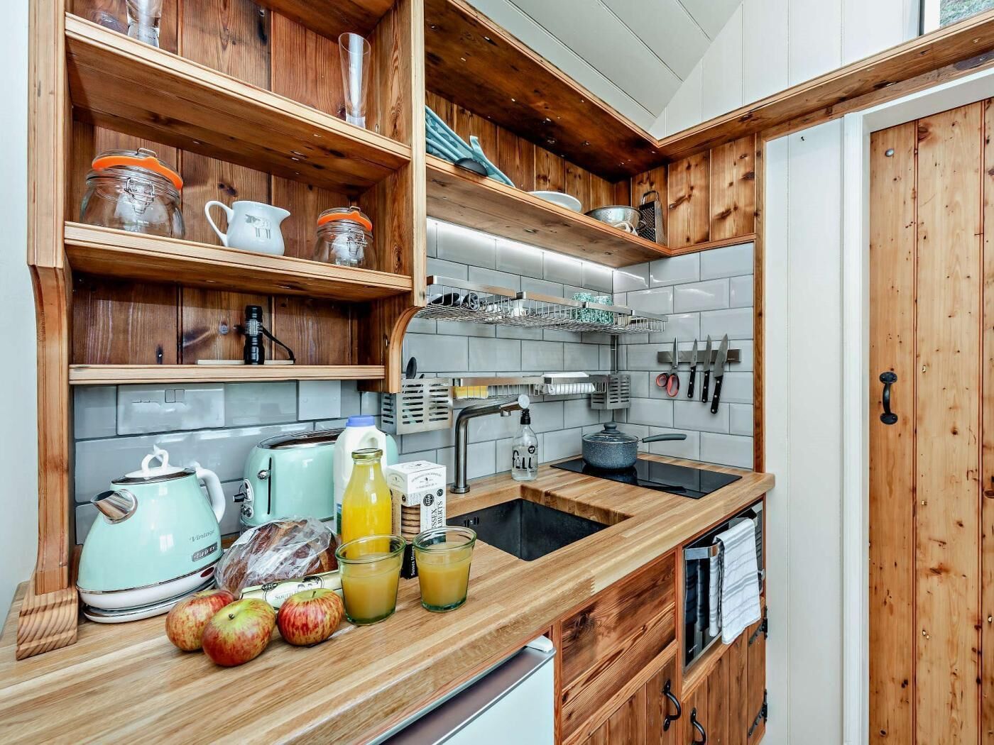 Oven, cookware/dishes/utensils