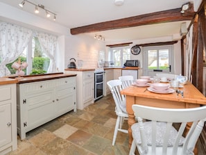 Oven, dishwasher, cookware/dishes/utensils - 2 Bed in Exeter (oc-90455) (Tedburn Saint Mary)