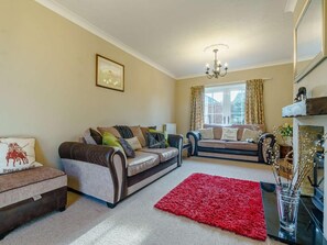 A living room with a sofa, a loveseat, a coffee table, and a red rug. - 3 Bed in Richmond (oc-90578) (Catterick)
