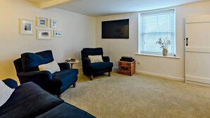 A living room with two sofas, a TV, and a window with blinds. - 2 Bed in Great Walsingham (oc-90535) (Little Walsingham)
