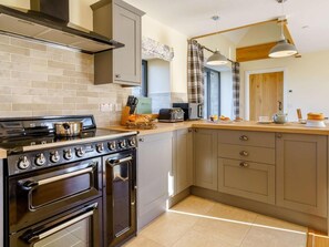 Oven, dishwasher, high chair, cookware/dishes/utensils - 3 Bed in Crickhowell (oc-90757) (Cwmdu)