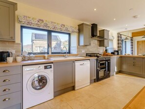 Oven, dishwasher, high chair, cookware/dishes/utensils - 3 Bed in Crickhowell (oc-90757) (Cwmdu)