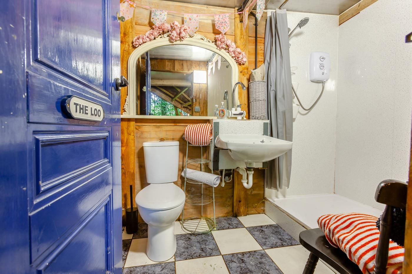 Une petite salle de bain comprenant des toilettes, un lavabo et un espace douche.