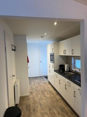 Wasserkocher mit Kaffee-/Teezubehör, Kühlschrank, Mikrowelle, Ofen