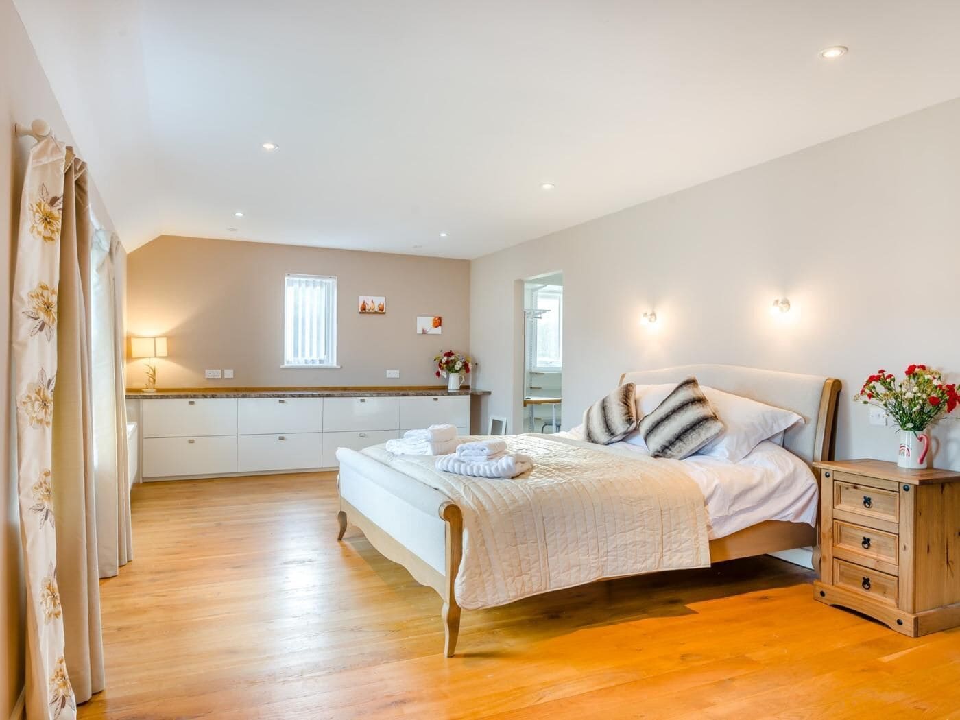 5 bedrooms, travel cot, free WiFi, bed sheets