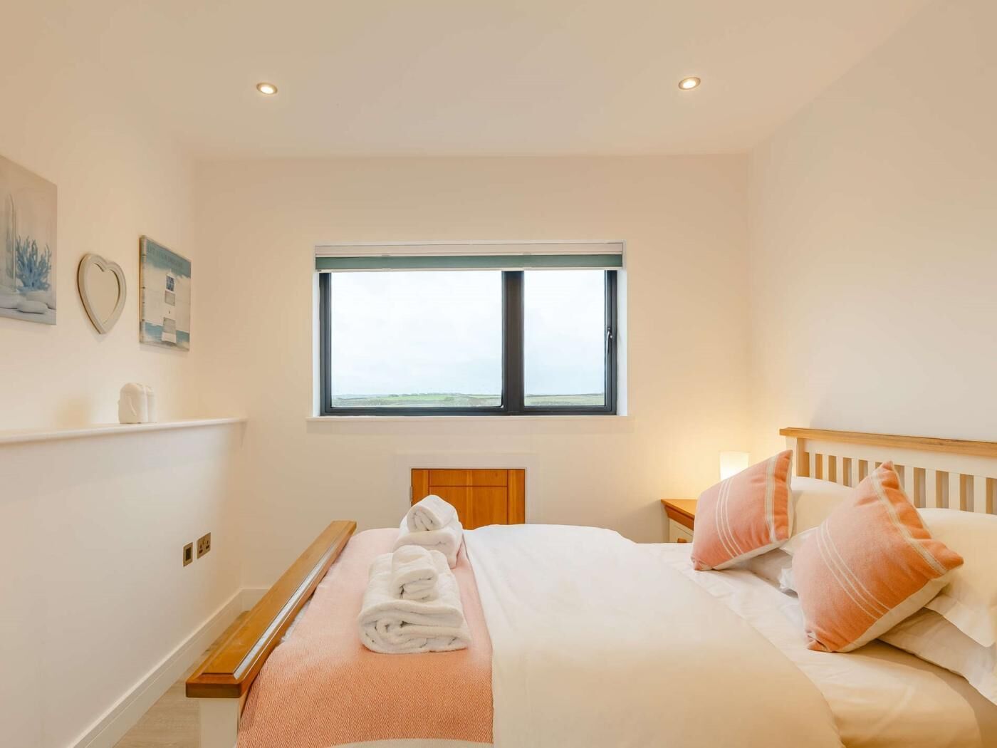 4 bedrooms, WiFi (free), bed sheets