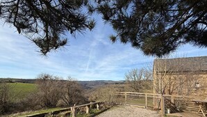 A gravel path leading to a wooden fence overlooking a valley with hills in the distance. - Old stone sheepfold: charm and authenticity in the heart of nature. Dog, okay. (Saint-Beauzély)