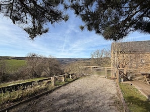 Property grounds - Old stone sheepfold: charm and authenticity in the heart of nature. Dog, okay. (Saint-Beauzély)