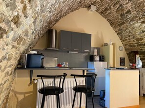 Private kitchen - Old stone sheepfold: charm and authenticity in the heart of nature. Dog, okay. (Saint-Beauzély)