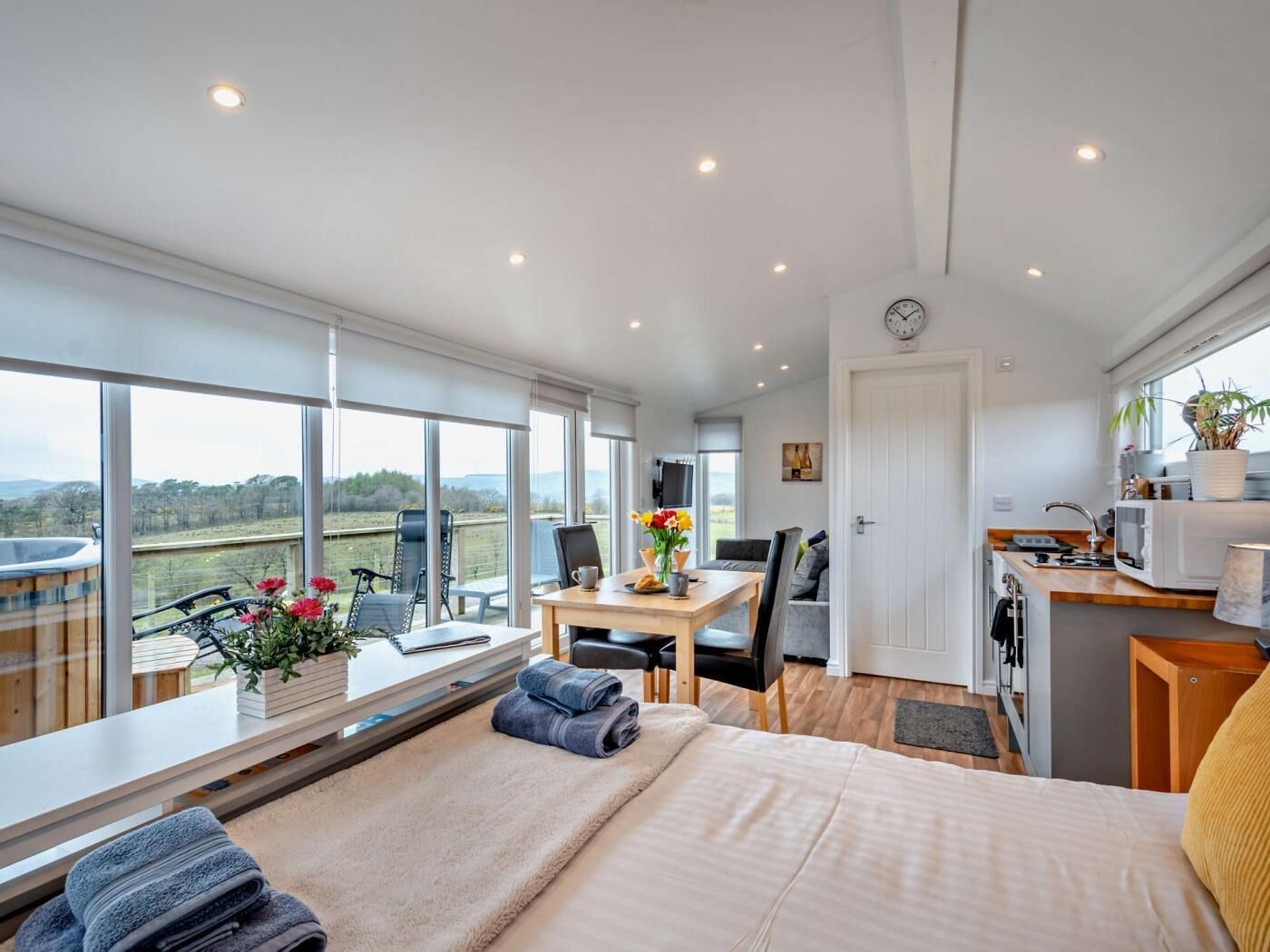 Travel crib, WiFi (free), bed sheets