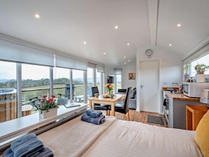 Travel crib, WiFi (free), bed sheets - 1 Bed in Dalry (oc-91418) (Dalry)