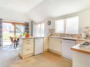 Oven, dishwasher, high chair, cookware/dishes/utensils - 2 Bed in King's Lynn (oc-91278) (North Runcton)
