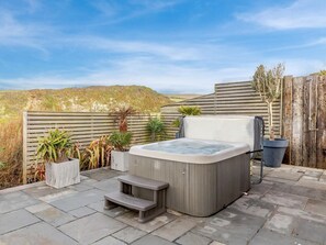 Outdoor spa tub - 2 Bed in Torpoint (oc-91328) (Freathy)