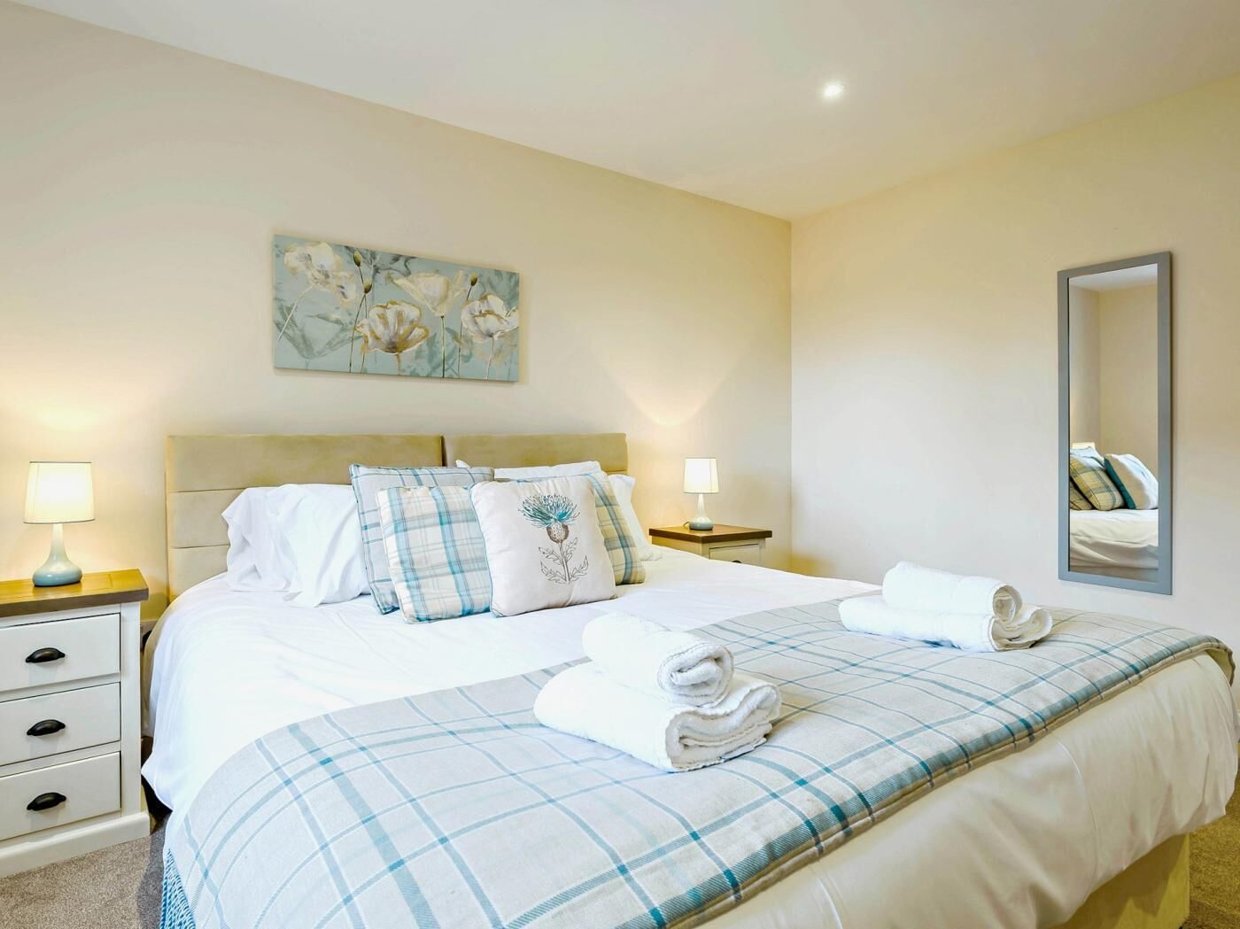 2 bedrooms, travel crib, WiFi (free), bed sheets