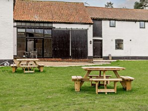 Outdoor dining - 3 Bed in Doncaster (oc-91307) (Mattersey)