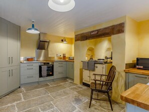 Oven, dishwasher, high chair, cookware/dishes/utensils - 4 Bed in Minehead (oc-90504) (Dunster)