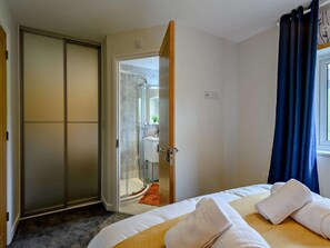 Travel cot, free WiFi, bed sheets - 2 Bed in West Lulworth (oc-91197) (West Lulworth)
