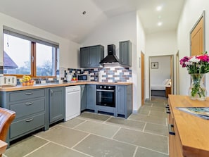 Oven, dishwasher, high chair, cookware/dishes/utensils - 3 Bed in King's Lynn (oc-91285) (North Runcton)