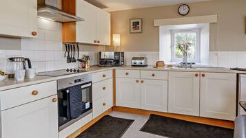 Oven, dishwasher, cookware/dishes/utensils