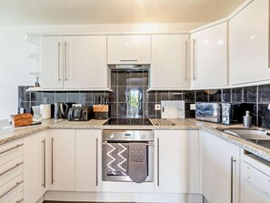 Oven, dishwasher, cookware/dishes/utensils - 2 Bed in Brixham (oc-91427) (Brixham)