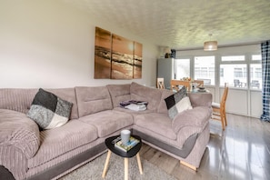 TV - 2 Bed in Freshwater East (oc-91445) (Freshwater East)