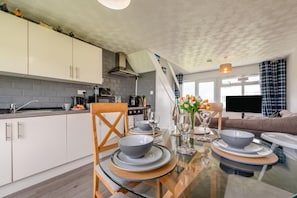Dining - 2 Bed in Freshwater East (oc-91445) (Freshwater East)