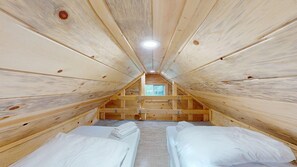 Room - Lazy Dayz Ryder Cabin by OkanaganPremier (Christina Lake)