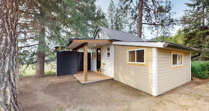 Lazy Dayz Ryder Cabin by OkanaganPremier