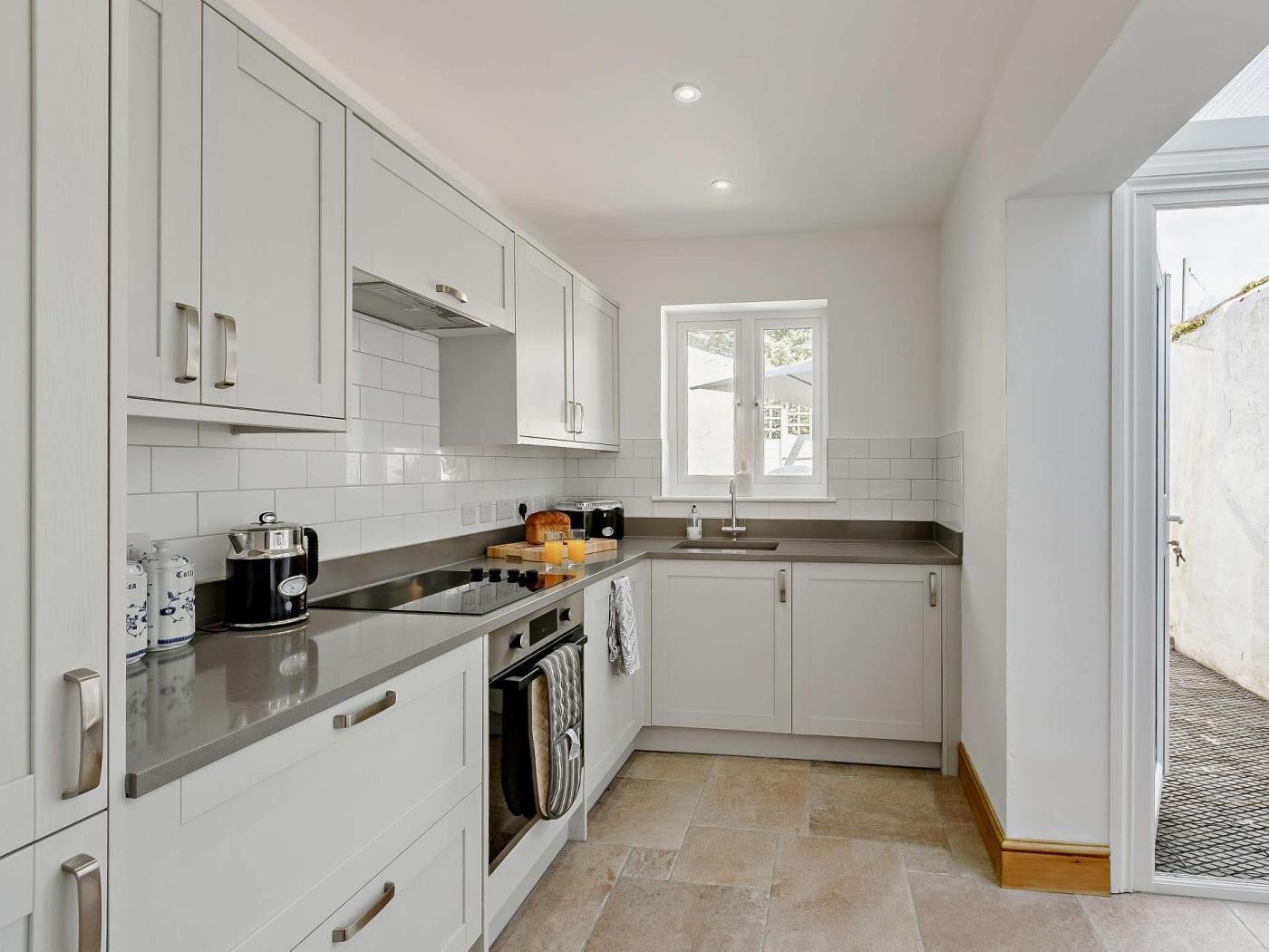 Oven, dishwasher, cookware/dishes/utensils